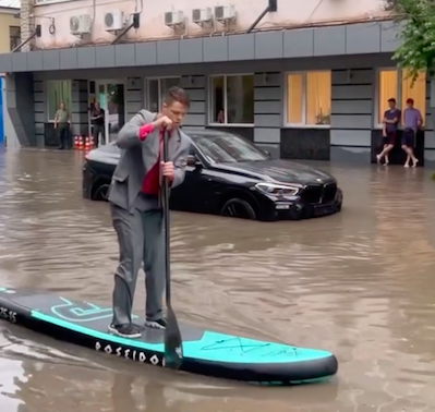 Свежие новости: Жители Киева плавали по улицам на надувных кругах и SUP-досках