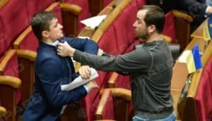 Фото новости: Последнее заседание Рады в 2016 году закончилось дракой (Видео) Свежие новости: Последнее заседание Рады в 2016 году закончилось дракой (Видео)