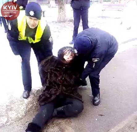 Свежие новости: ВИДЕО: В Киеве замерзал ребенок, пока пьяная тетя спала в снегу