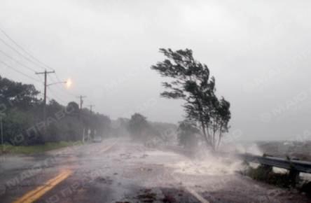 Фото новости: ВИДЕО: В Украину из Венгрии движется мощный ураган Свежие новости: ВИДЕО: В Украину из Венгрии движется мощный ураган