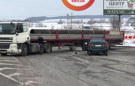 Свежие новости: Под Киевом легковушка влетела под фуру