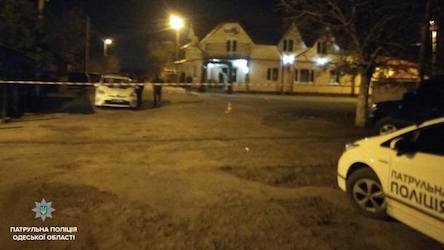 Свежие новости: В Одессе хулиганы избили патрульную и пытались задавить ее автомобилем