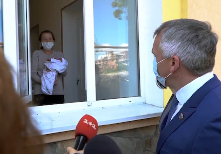 Свежие новости: Жительницу Вознесенска, выздоровевшую после заражения COVID-19 выписали из роддома со здоровым малышом