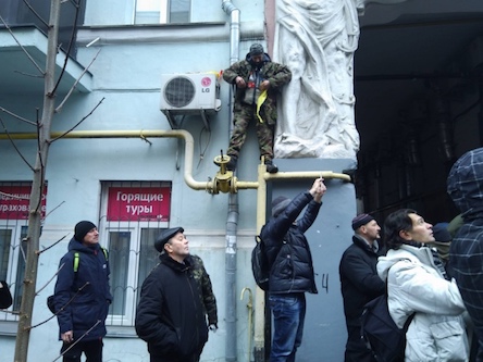 Свежие новости: Под домом Саакашвили мужчина угрожал самосожжением