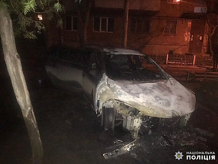 Фото новости: В Николаеве ночью неизвестные подожгли «Renault» - полиция ищет свидетелей преступления Свежие новости: В Николаеве ночью неизвестные подожгли «Renault» - полиция ищет свидетелей преступления