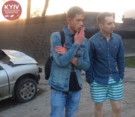 Свежие новости: В Киеве пьяный студент на KIA протаранил остановку и врезался в дерево