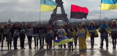 Фото новости: ВИДЕО: В Париже прошла акция против оккупации Крыма Россией Свежие новости: ВИДЕО: В Париже прошла акция против оккупации Крыма Россией