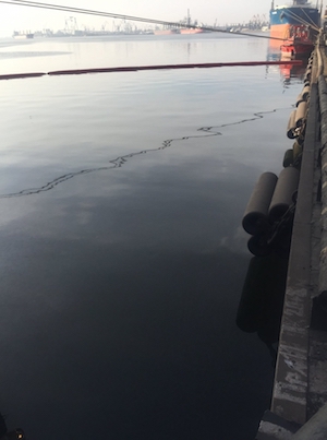 Свежие новости: Сотрудники Николаевского морпорта ликвидировали аварийный разлив масла в акваторию