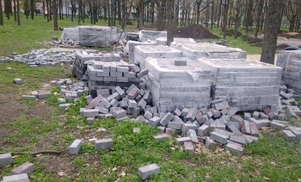 Свежие новости: В Николаеве за 14 миллионов бросили в парке плитку для укладки дорожек
