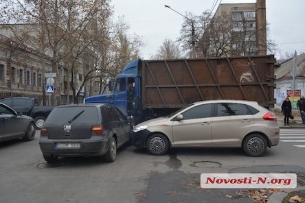 Свежие новости: ДТП в Николаеве: столкнулись «ЗАЗ» и «Фольксваген»