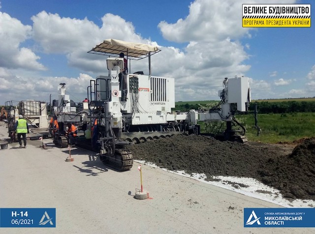 Свежие новости: На трассе Н-14 начали укладывать тяжелый бетон