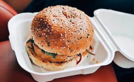 Свежие новости: Дочь миллионера умерла в самолете из-за еды