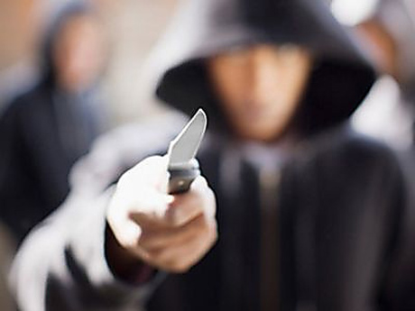 Свежие новости: В центре Николаева пьяный мужчина побил стекла машин, а выйдя из отдела полиции, еще и порезал ножом прохожего