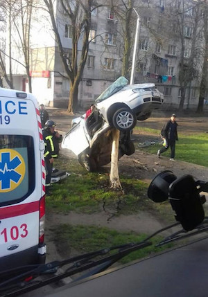 Свежие новости: В Одессе машина в результате ДТП повисла на дереве
