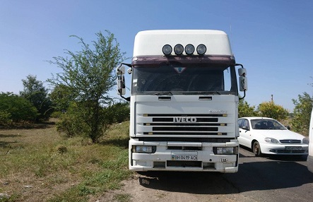 Свежие новости: Под Николаевом с грузового автомобиля рассыпался кирпич — поврежден Форд