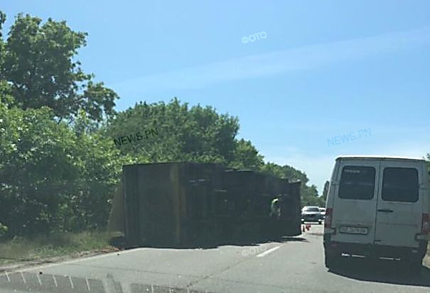 Свежие новости: На Николаевщине перевернулась фура с помидорами