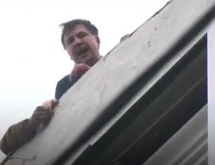 Свежие новости: ВИДЕО: Саакашвили вылез на крышу дома из-за обыска в его квартире