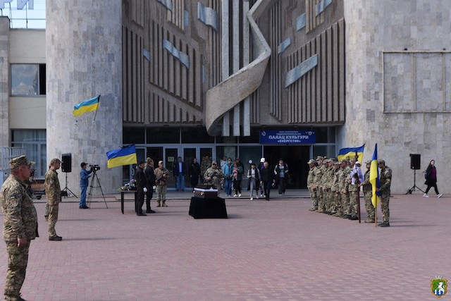 Свежие новости: Південноукраїнська громада попрощалася із Захисником України Тимуром Толокольніковим
