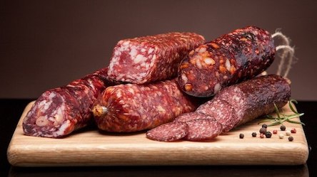 Свежие новости: В Житомире мужчина купил колбасу с крысиными лапами и хвостом (видео 18+)