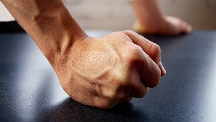 Свежие новости: Нападение в Баштанском районе: трое жителей придавили мужчину выбитой дверью и стали на ней прыгать