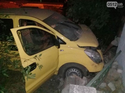 Свежие новости: В Николаеве пьяный водитель снес забор частного дома: серьезно пострадал ребенок