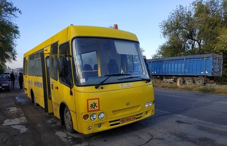Свежие новости: Под Николаевом «Шкода» врезалась в школьный автобус