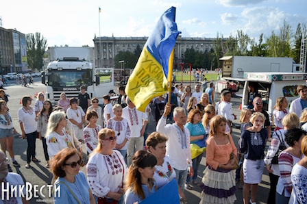 Свежие новости: Николаевцы в День Независимости провели флешмоб «Україна єднає» и небольшой мегамарш вышиванок