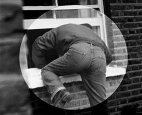 Свежие новости: в Первомайске уголовник залез в дом к пенсионерке, напал на неё и украл старый мобильный телефон