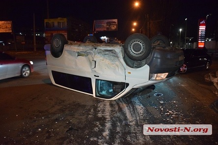 Свежие новости: ВИДЕО: В Николаеве столкнулись два «Фольксвагена»: микроавтобус перевернулся на крышу