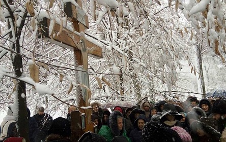 Свежие новости: ВИДЕО: Под Радой проходит молебен верующих УПЦ МП