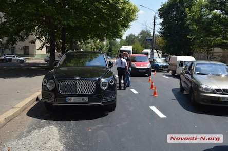 Фото новости: В Николаеве столкнулись Bentley и фургон Fiat Свежие новости: В Николаеве столкнулись Bentley и фургон Fiat