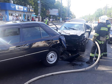 Свежие новости: ДТП в Николаеве: столкнулись Mercedes и Hyundai, на проезжую часть разлилось топливо