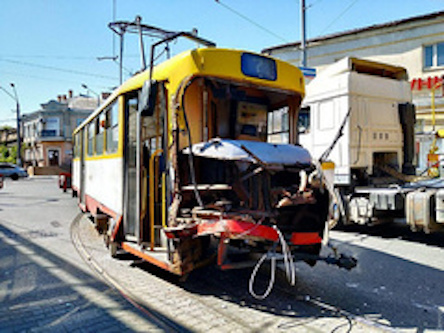 Свежие новости: В Одессе трамвай с пассажирами протаранил грузовик