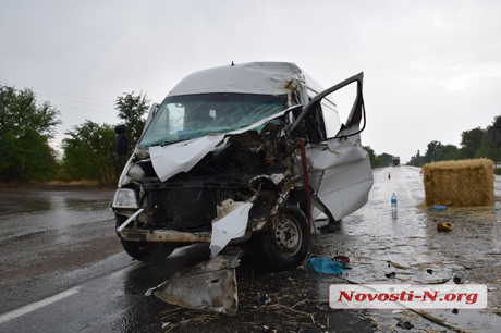 Свежие новости: Под Николаевом «Мерседес» врезался в фуру — у водителя переломы обеих ног