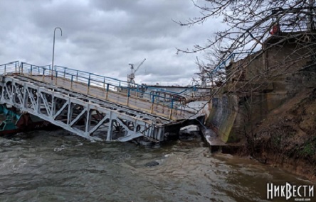 Свежие новости: ВИДЕО: Николаевцы и дальше, игнорируя запрет, продолжают пользоваться аварийным понтонным мостом
