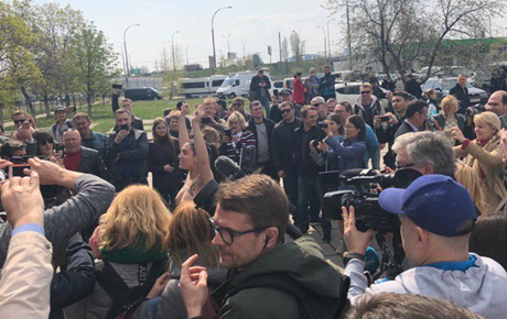 Свежие новости: Зеленского на участке встретила активистка Femen