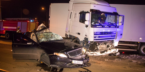 Свежие новости: В Киеве Mercedes влетел под фуру: водитель погиб, пассажирка - в критическом состоянии