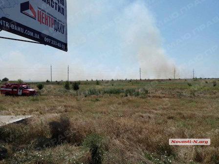 Фото новости: В Николаеве начало гореть поле: пламя подбирается к заправке Свежие новости: В Николаеве начало гореть поле: пламя подбирается к заправке