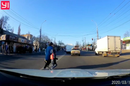Фото новости: ВИДЕО: В Николаеве водитель задержал женщину с ребенком, перебегавших дорогу в неположенном месте — на место прибыл ее сын полицейский Свежие новости: ВИДЕО: В Николаеве водитель задержал женщину с ребенком, перебегавших дорогу в неположенном месте — на место прибыл ее сын полицейский