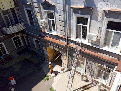 Свежие новости: ВИДЕО: Одесситка устроила переполох в центре города, покинув квартиру