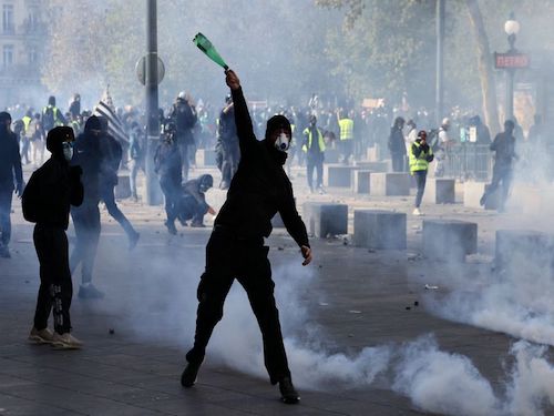 Фото новини: Франція палає протестами: сльозогінний газ на вулицях і 70 тисяч силовиків Свіжі новини: Франція палає протестами: сльозогінний газ на вулицях і 70 тисяч силовиків