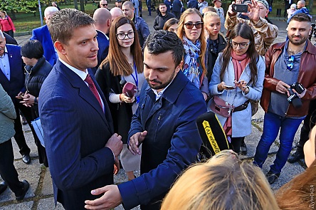 Свежие новости: ВИДЕО: Одесского губернатора «защитили» от неудобных вопросов журналистов – заместитель увел его с брифинга