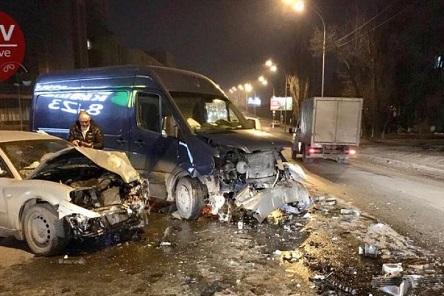 Свежие новости: Жуткое ДТП в Киеве: обломки автомобилей разлетелись по дороге
