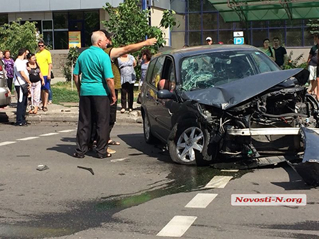Свежие новости: В Николаеве столкнулись «Рено» и «Тойота»: есть пострадавшие