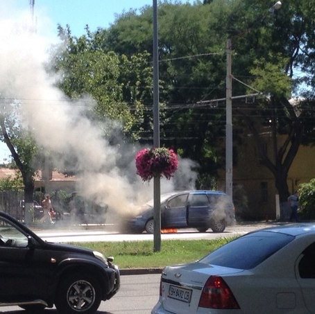 Свежие новости: В Одессе на ходу загорелась машина (ВИДЕО)