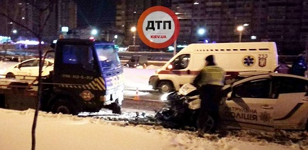 Свежие новости: На Троєщині авто з поліцейськими протаранило евакуатор