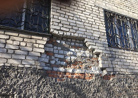 Фото новости: В Николаеве обрушилась часть стены аварийного дома Свежие новости: В Николаеве обрушилась часть стены аварийного дома