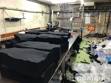 Свежие новости: В центре Одессы нелегалы шили одежду под марками мировых брендов