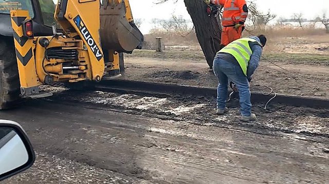 Свежие новости: В Николаеве на подъезде к Южнобугскому мосту дорожники снимают слой асфальта на одной из полос