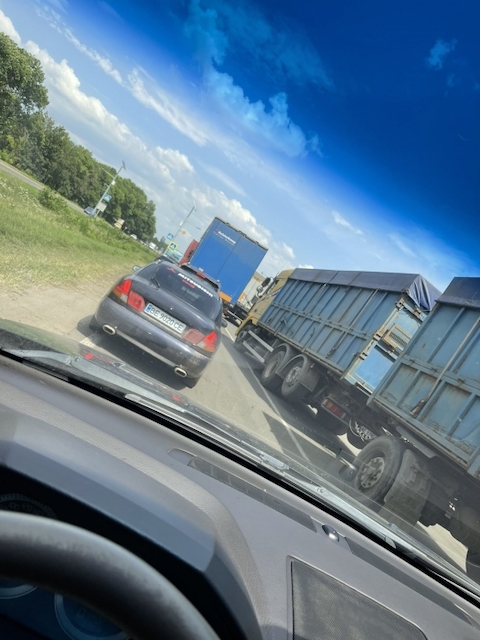 Свежие новости: При въезде в Николаев со стороны Варваровки фуры выстроились в три ряда